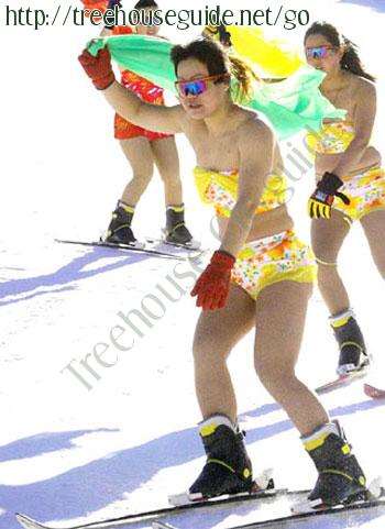 Professional women skiing performers, in bikini - Pictures/Photography