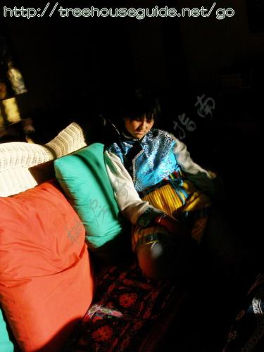 A Naxi girl in the 2nd floor of Hakucafe - Pictures/Photography